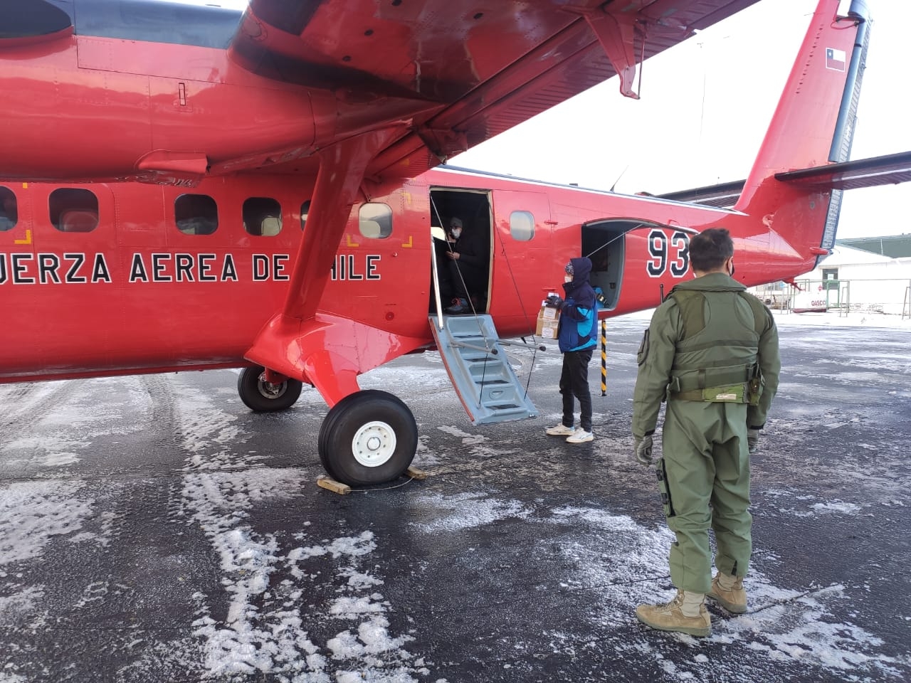 Tripulación del Grupo de Aviación N°6 trasladó carga sanitaria y pasajeros hasta la ciudad más austral del país