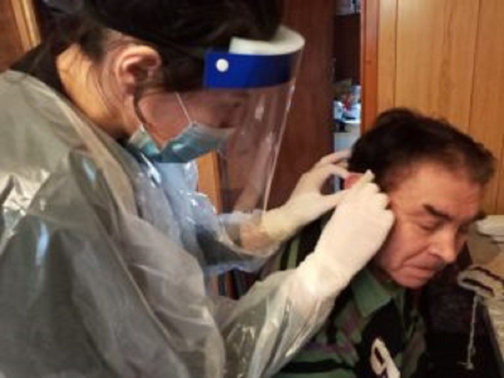 Quince usuarios del Hospital Clínico Magallanes recibieron entrega de audífonos a domicilio en Punta Arenas
