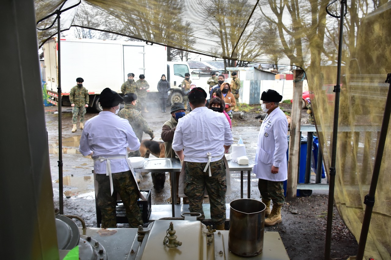 Rancho Solidario realizó el Ejército en Punta Arenas con el apoyo de Gasco Magallanes y Supermercado Lider