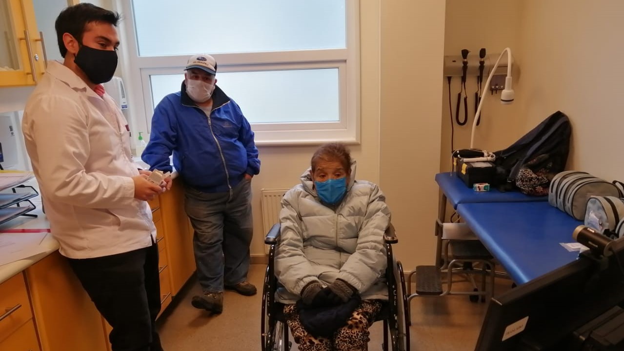 Comienza la entrega de audífonos para usuarios GES en el hospital de Puerto Natales