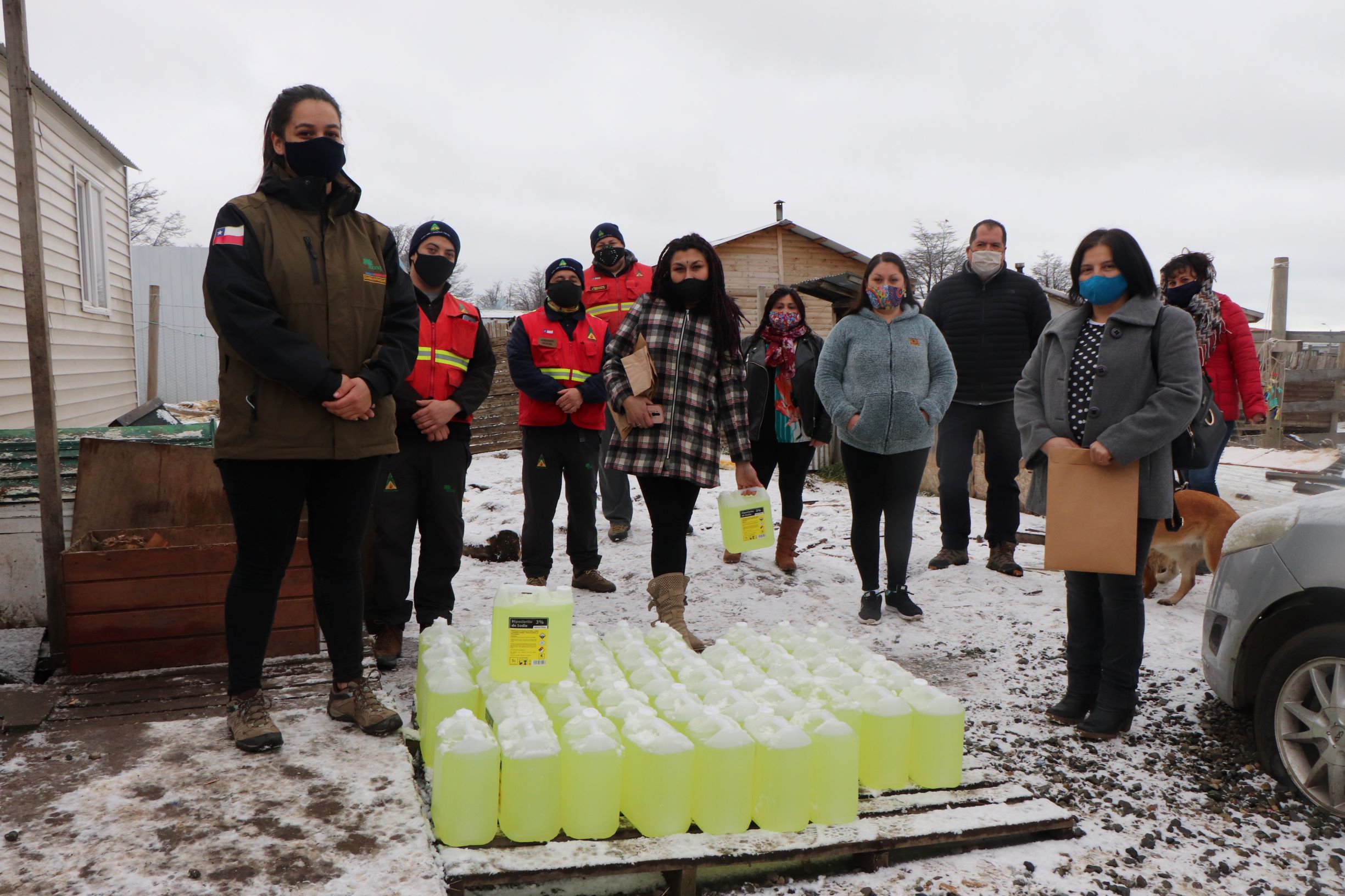 Proyecto presentado al FNDR: CONAF entrega cloro para sanitización de hogares más vulnerables de Punta Arenas
