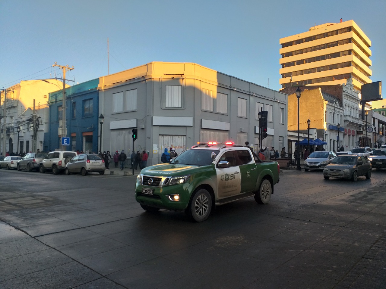 Personal de Carabineros orientaron a afiliados de AFP  en el centro de Punta Arenas, para realizar su trámite de retiro del 10%