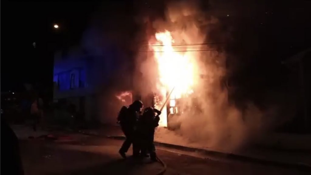 Incendio consumió una vivienda de dos niveles en la población Juan Pablo II