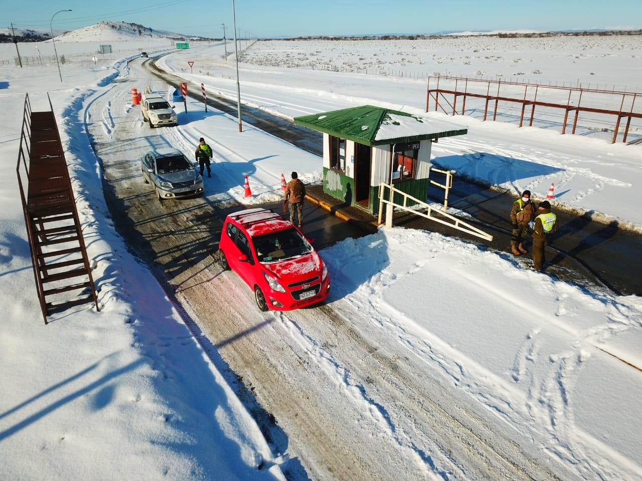 Barrera sanitaria a cargo del Destacamento «Lanceros», con personal de  SEREMI de Salud y Carabineros, continúan fiscalización en acceso a Puerto Natales