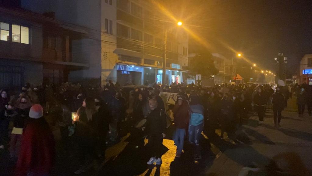 Alrededor de 100 mujeres marcharon en Punta Arenas tras audiencia de formalización en Temuco de individuo investigado por violación de Antonia Barra