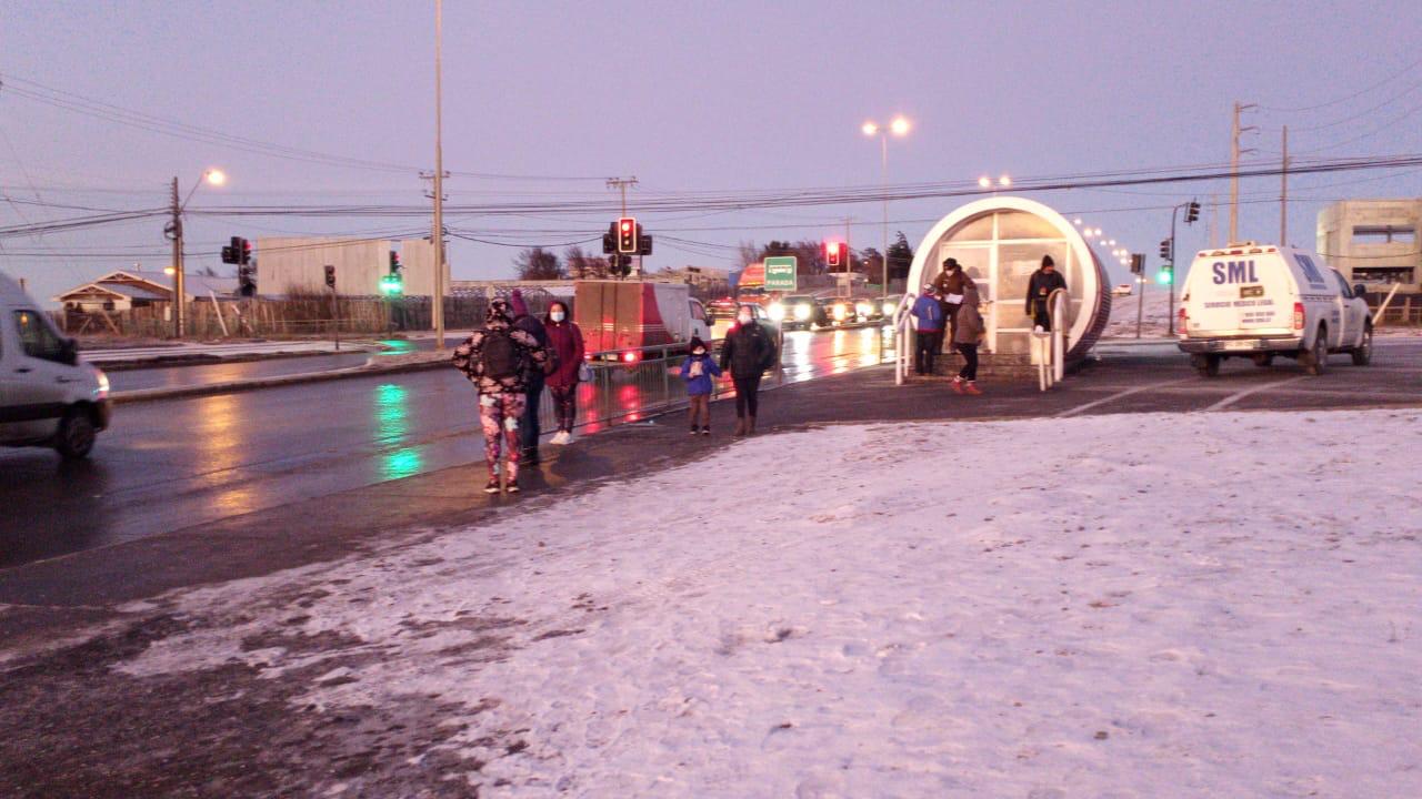 Encuentran fallecida una mujer al interior de paradero en el sector norte de Punta Arenas