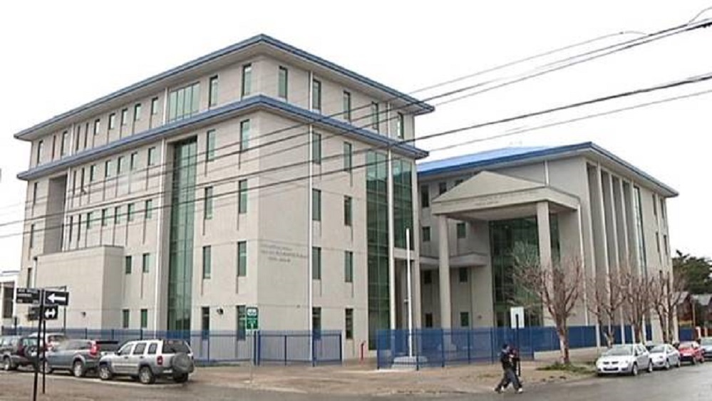 Arresto domiciliario total decretó Tribunal de Punta Arenas, para un individuo formalizado por abuso sexual y violación impropia contra una menor de 8 años