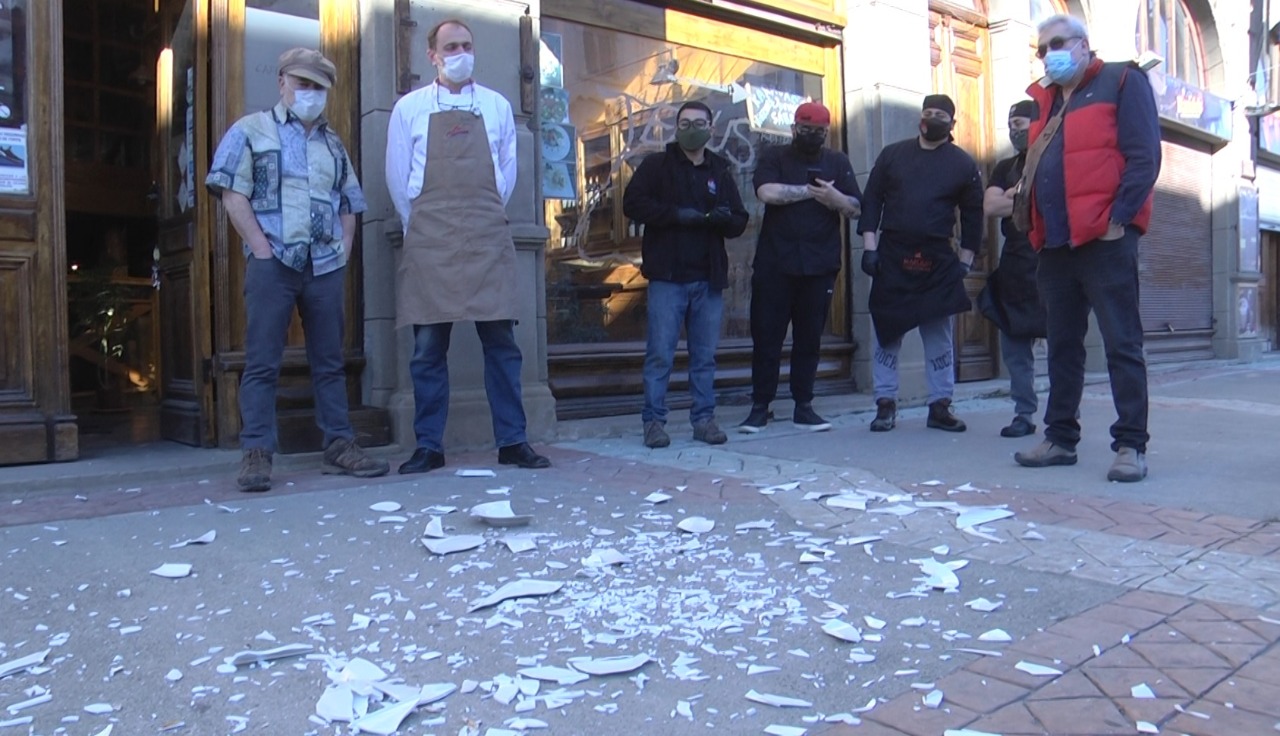 Empresarios del rubro gastronómico se manifestaron rompiendo platos, en demanda de soluciones para el gremio
