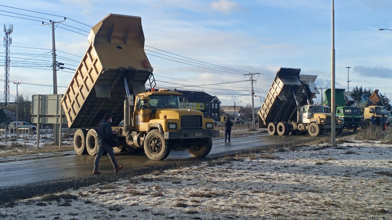 Municipio de Punta Arenas prepara nueva ordenanza sobre pozos de extracción de áridos: se mantiene toma de camioneros en ruta 9 con avenida Frei