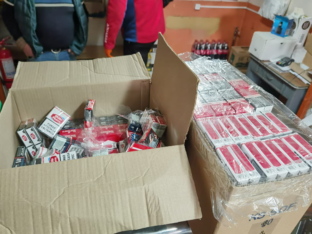 Aduana y Carabineros detectan cigarrillos de contrabando en un hostal en Cerro Sombrero