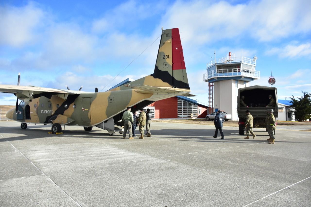 Pelotón de aviación N° 5 “Punta Arenas” (Ejército) traslada insumos a la Isla Grande de Tierra del Fuego
