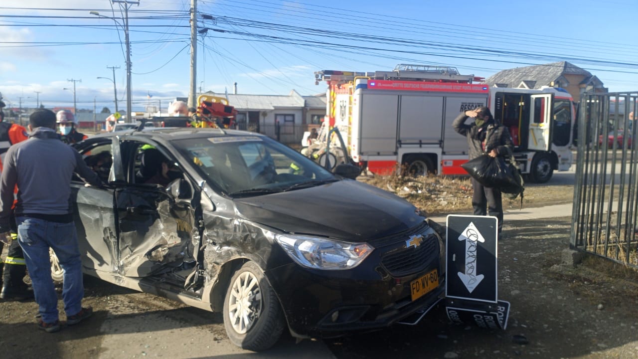 Colisión entre dos vehículos dejó tres lesiones en sector norte de Punta Arenas.