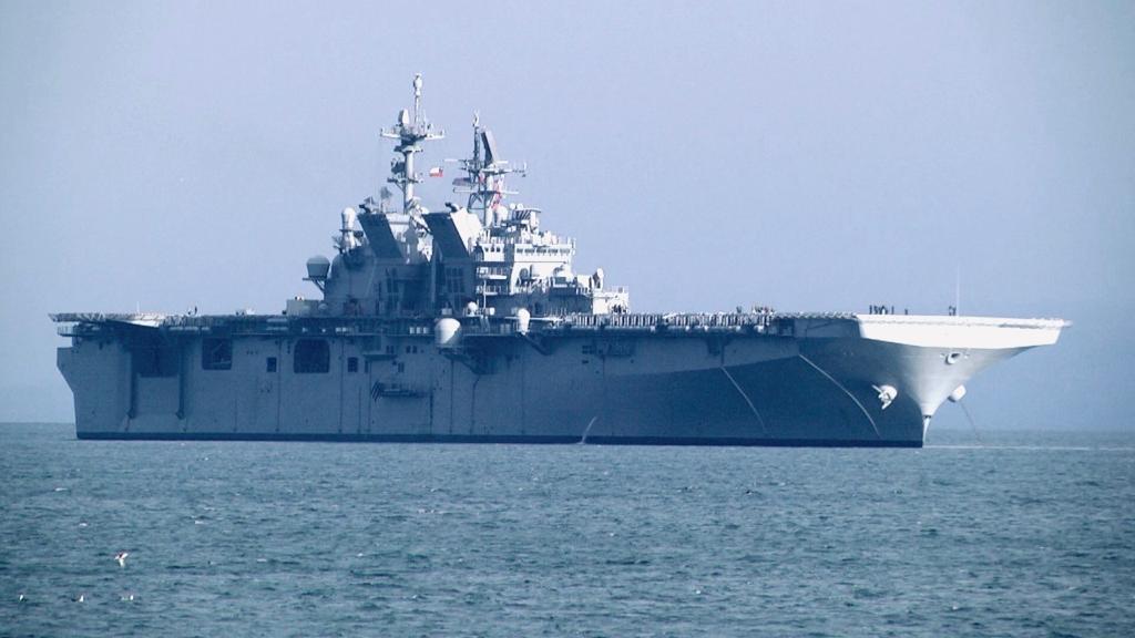 A las 15 horas llegó el imponente Portahelicópteros Tripoli de la Armada de Estados Unidos de América a Punta Arenas