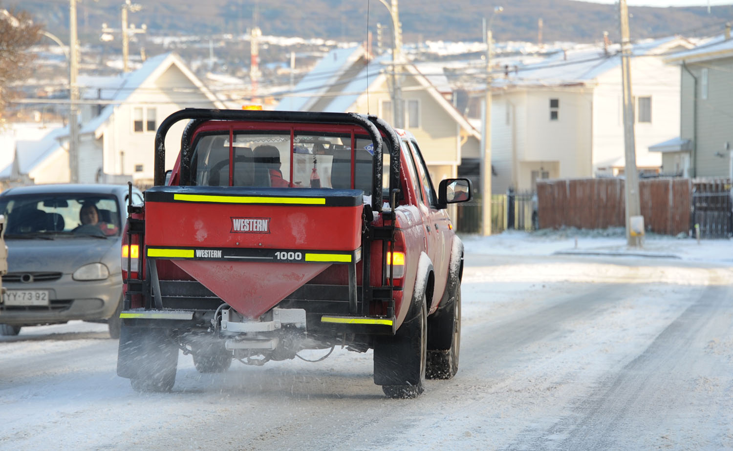 Municipalidad esparció 159 toneladas de sal en calles de Punta Arenas: Alcalde hizo un llamado al autocuidado y recordó que línea gratuita 800 800 134 sigue disponible