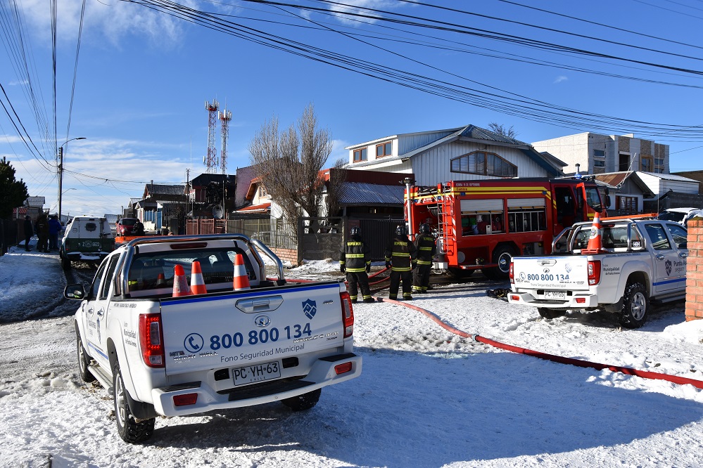 Municipio entrega ayuda y apoyo a damnificados en incendio ocurrido esta mañana en Punta Arenas