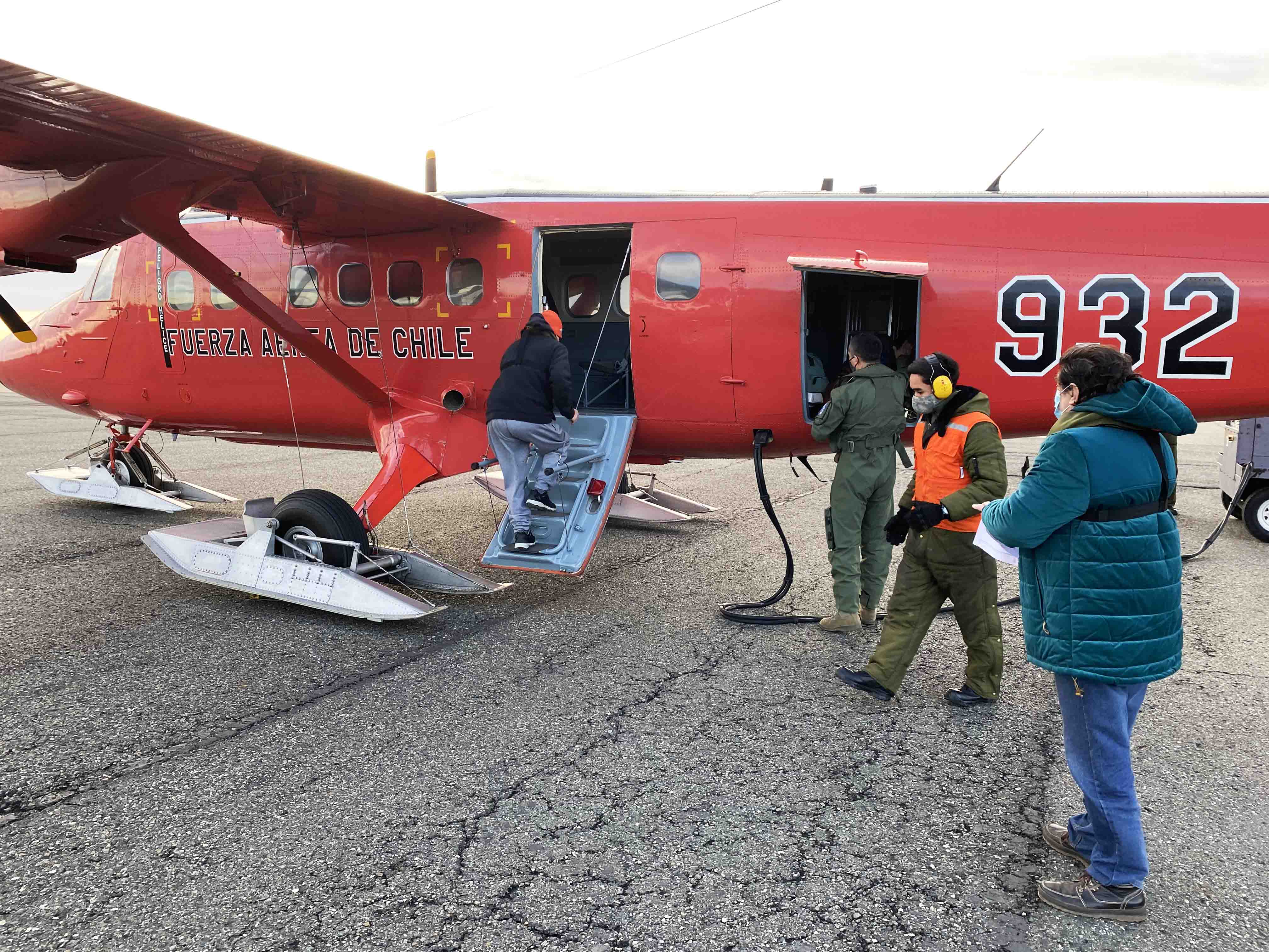 Tripulación del Grupo de Aviación N°6 realizó nueva operación aérea, trasladando a un residente y funcionarios del Servicio de Salud Magallanes hasta Puerto Williams