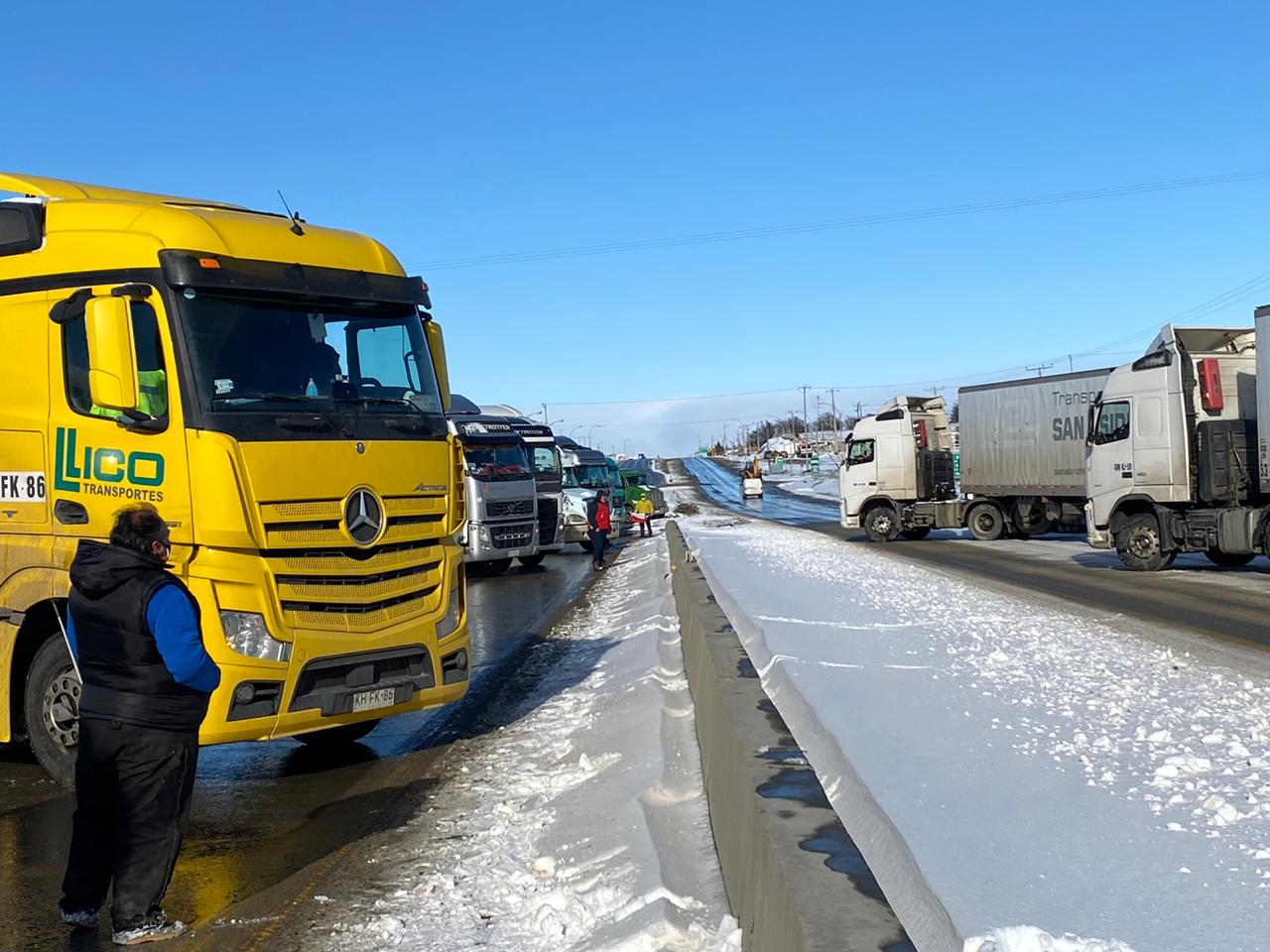 Corte parcial de la ruta 9 a la altura del km 10 realizan camioneros en Punta Arenas