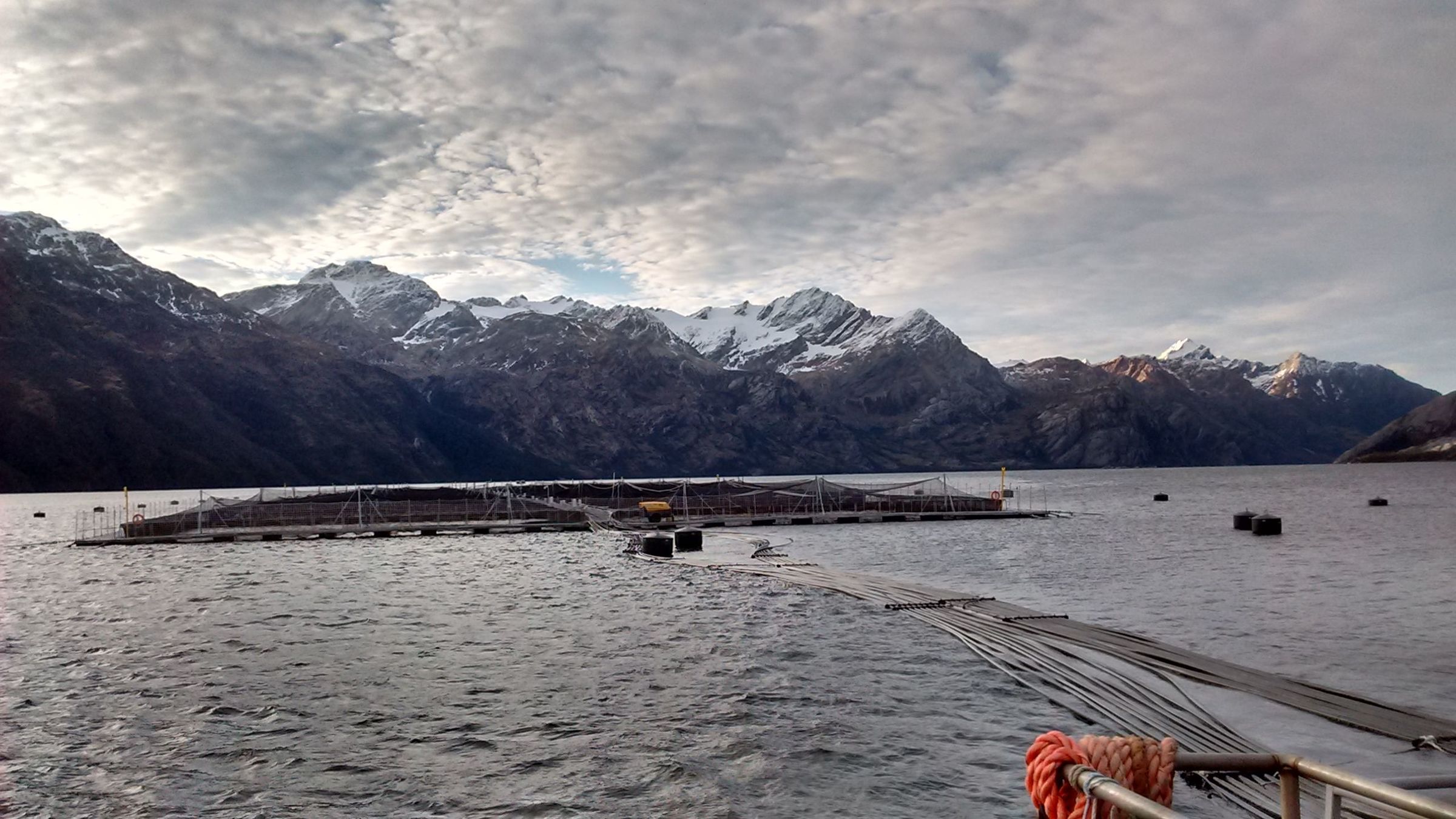 Buzo comercial sufrió fatal paro cardíaco en Seno Skyring, en un centro de cultivo de salmones