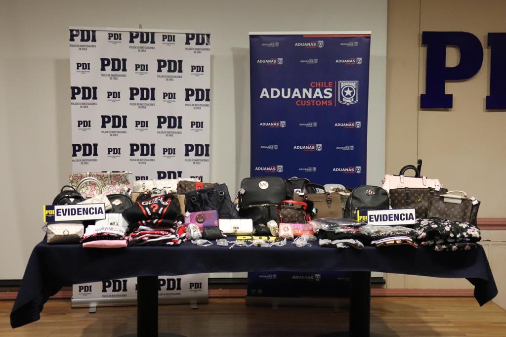 PDI y Aduanas de Punta Arenas incautan carteras y ropa falsificada avaluadas en más de 5 millones de pesos