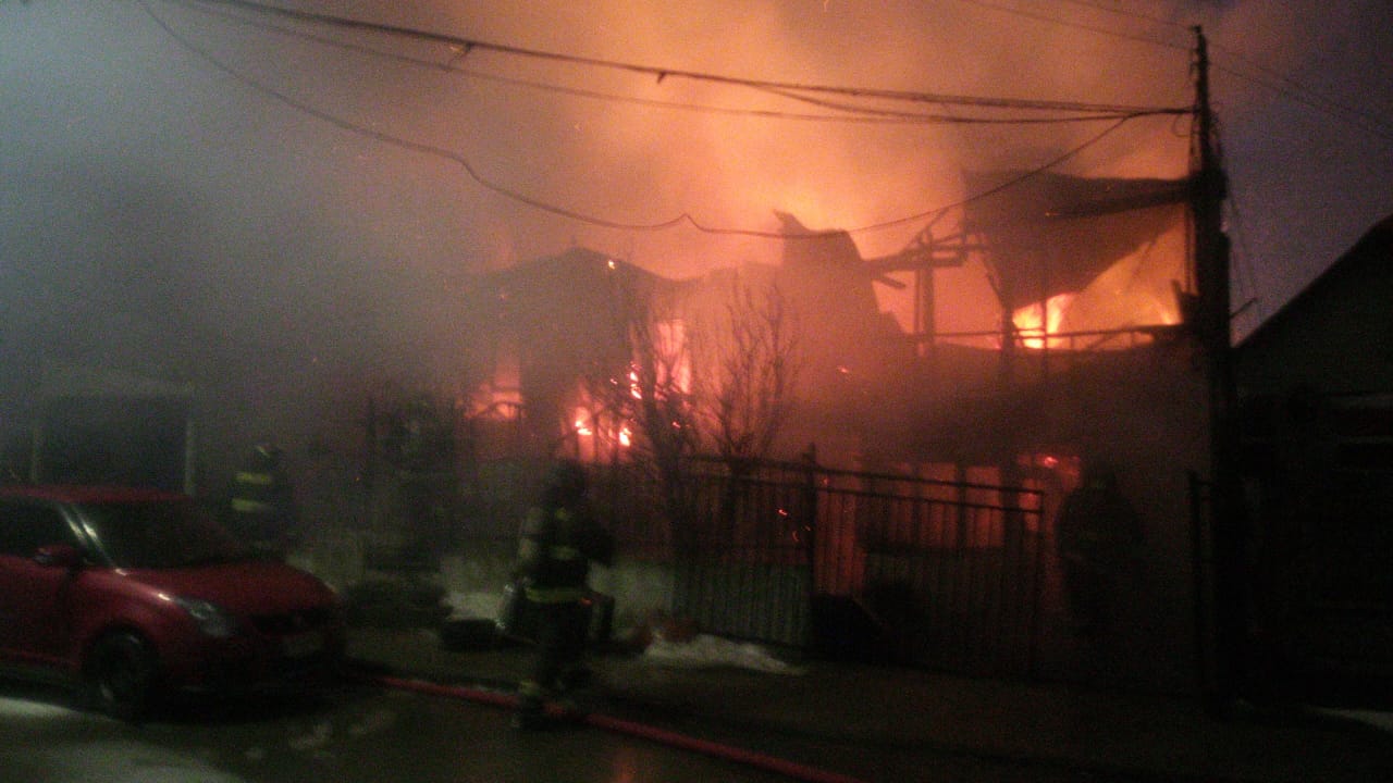 Incendio presuntamente intencional destruyó una vivienda en la población Juan Pablo II esta mañana