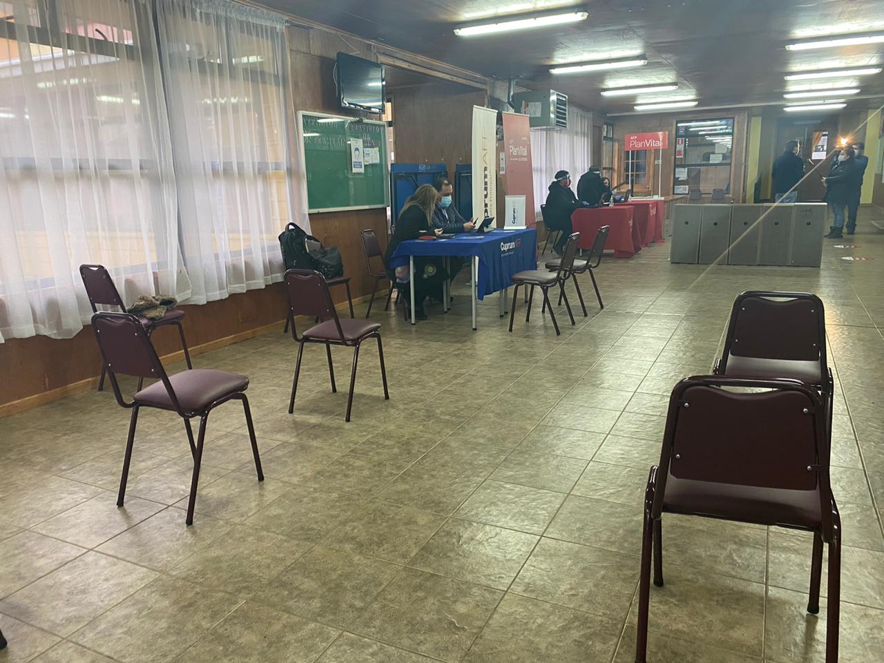 AFP Cuprum y AFP PlanVital atenderán público para retiro del 10% de sus fondos de pensiones en el Liceo Sara Braun de Punta Arenas