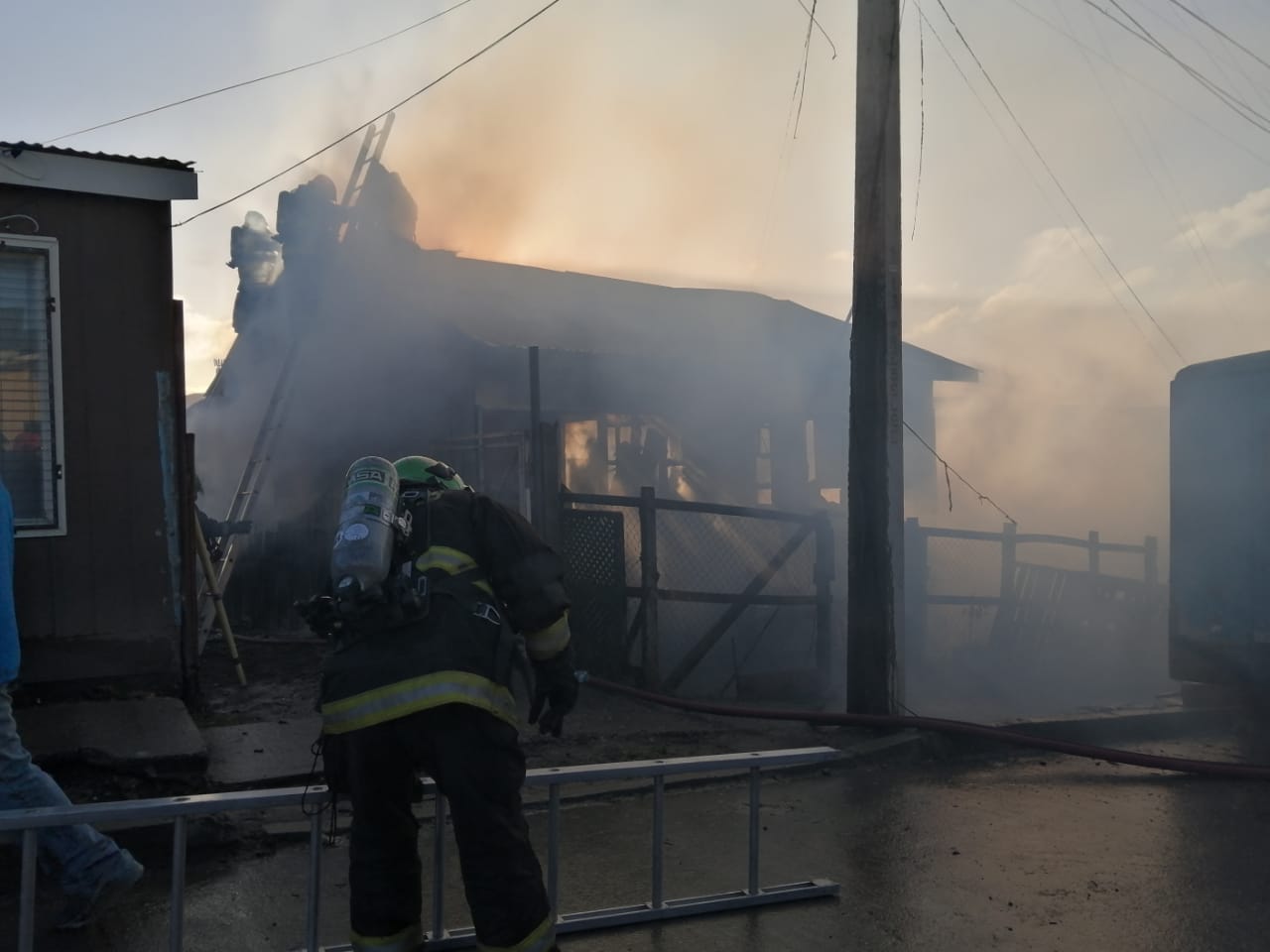 Incendio destruyó vivienda de material ligero en villa Carlos Ibañez