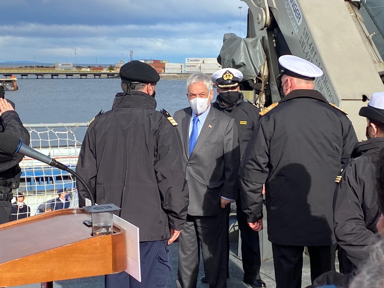 Presidente Piñera arriba a buque Marinero Fuentealba de la Armada, para firma de Estatuto Antártico Chileno