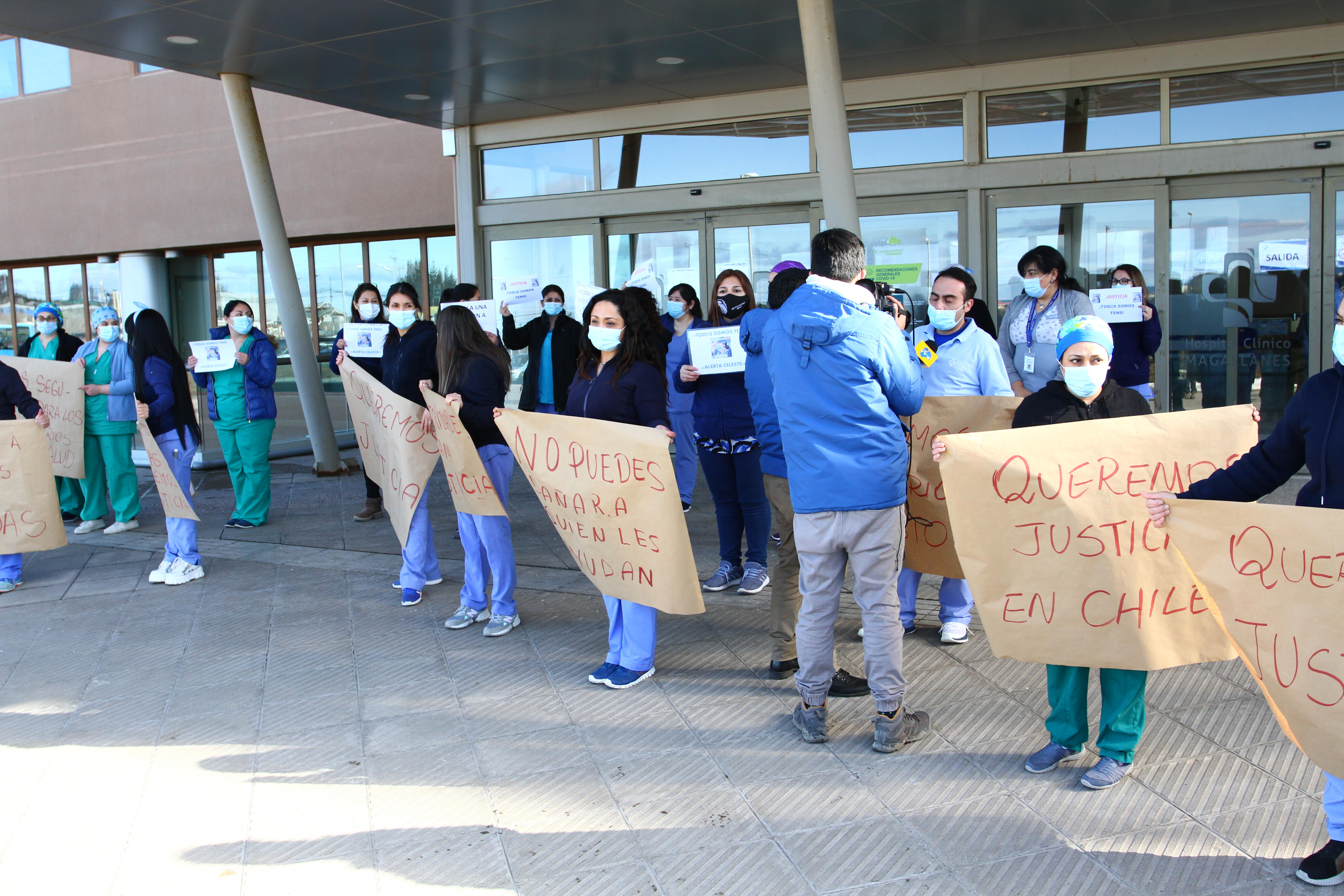 Manifestación de Profesionales de la Salud se realizó en el Hospital Clínico de Magallanes, en protesta por la agresión sexual que sufrió una profesional TENS