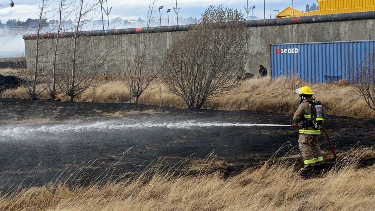 Incendio de pastizal afectó a predios de Conaf y de la Cárcel de Punta Arenas en sector de Río de los Ciervos