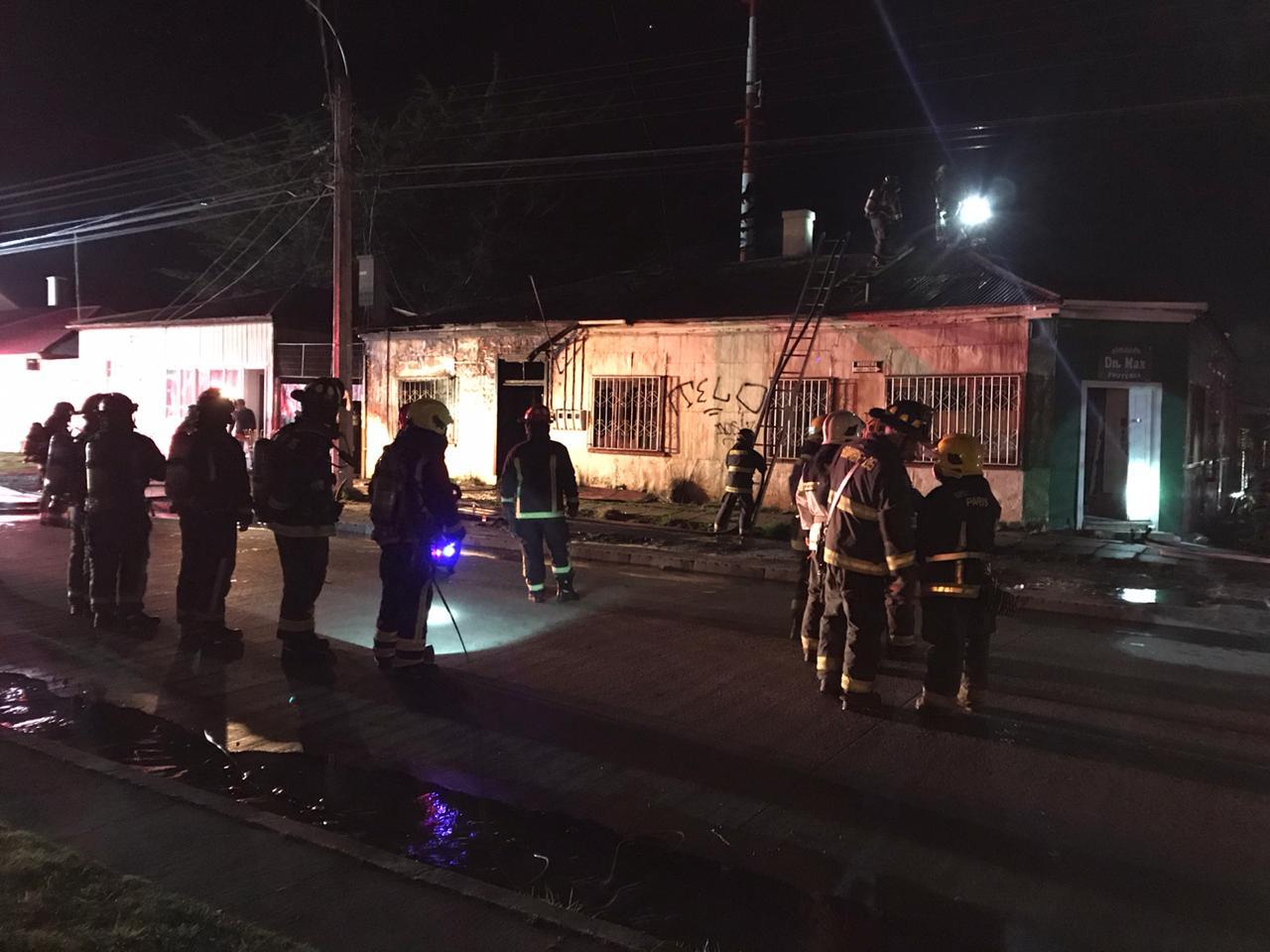 Incendio destruyó un almacén y dos viviendas durante esta madrugada en Punta Arenas