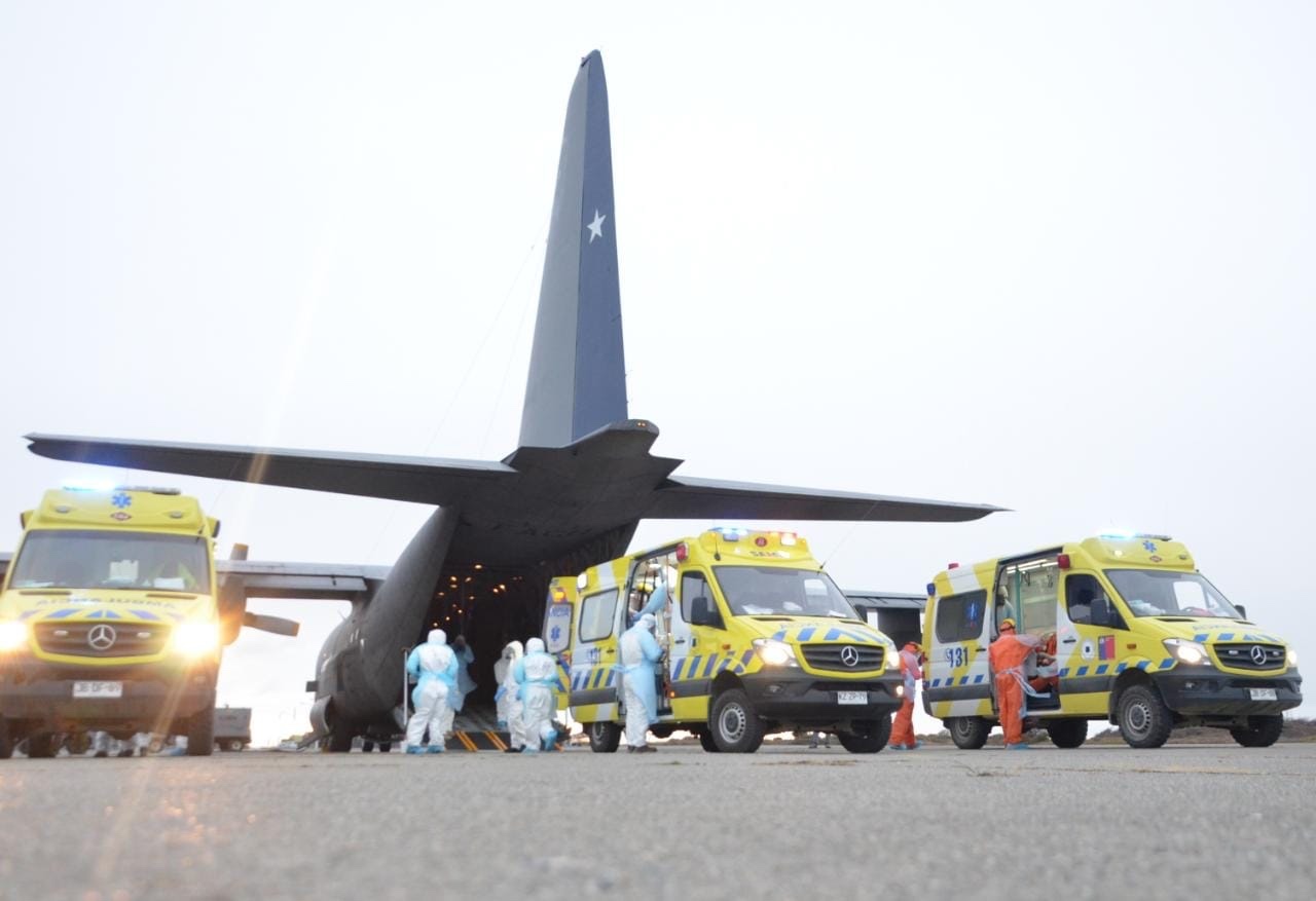 3 pacientes Covid fueron trasladados de Punta Arenas a Santiago por personal de la Fuerza Aérea