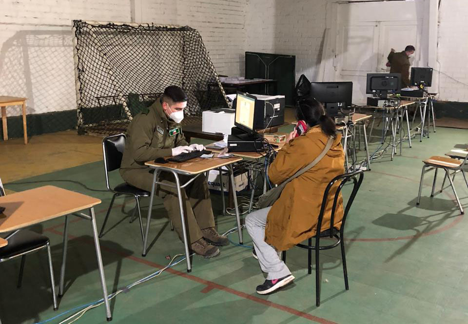 Carabineros de Punta Arenas informa horarios de atención presencial para obtener permisos