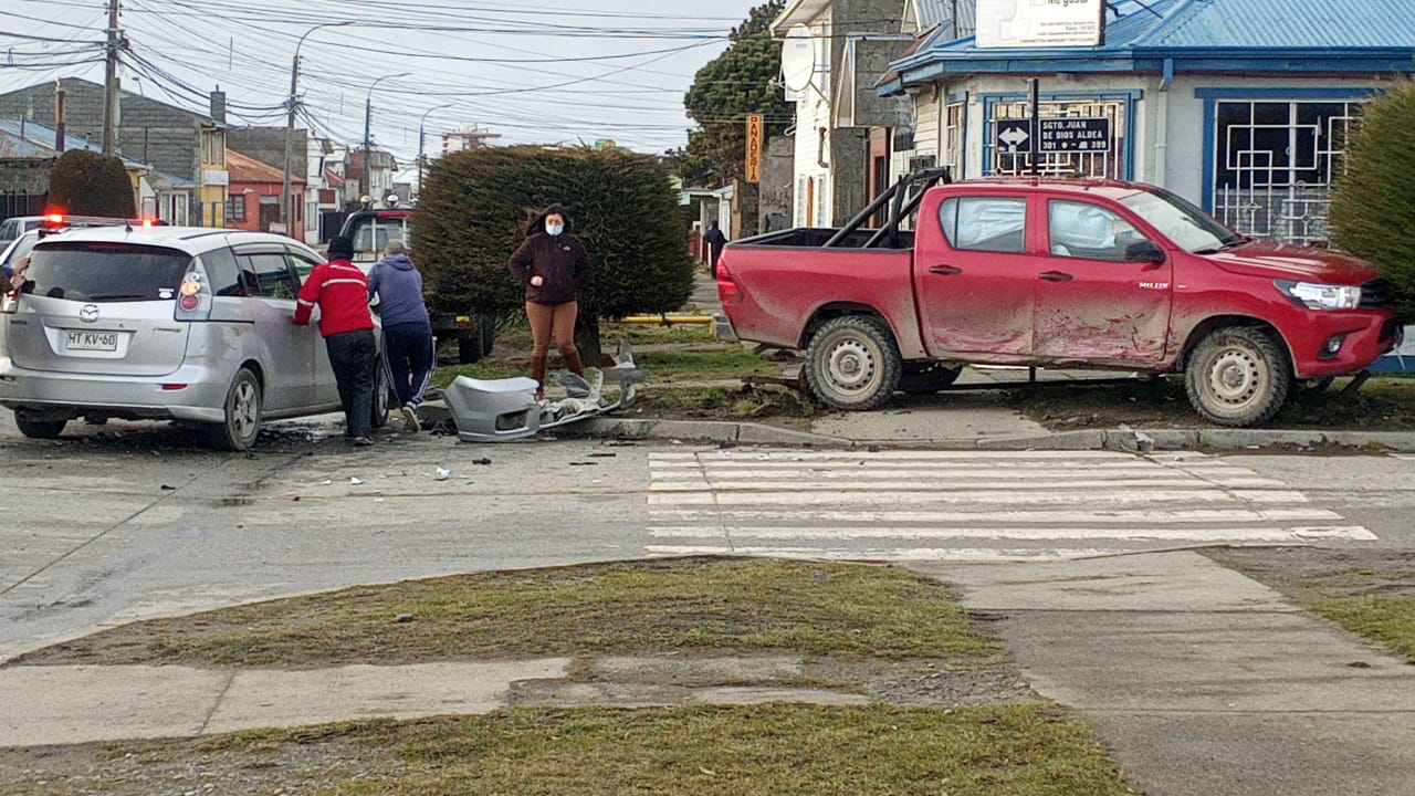 Una mujer resultó lesionada en colisión ocurrida esta mañana en el barrio Prat de Punta Arenas