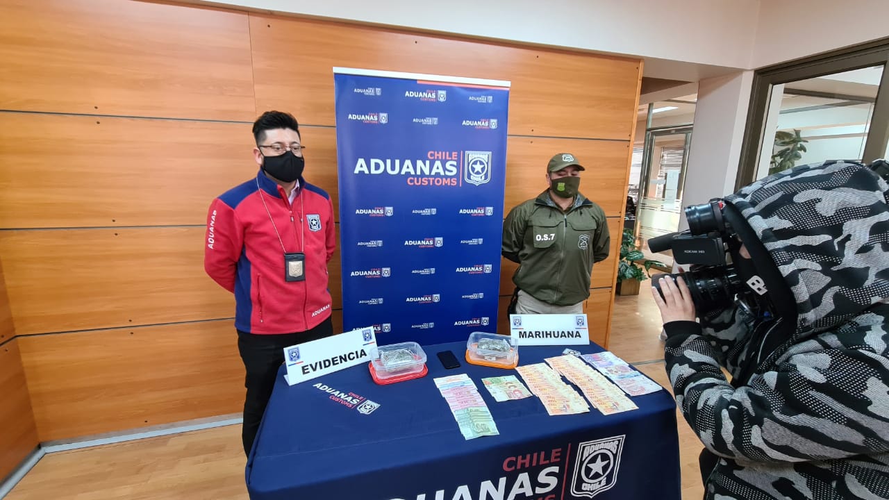 Aduanas descubre 470 gramos de marihuana en cabina de camión en Monte Aymond