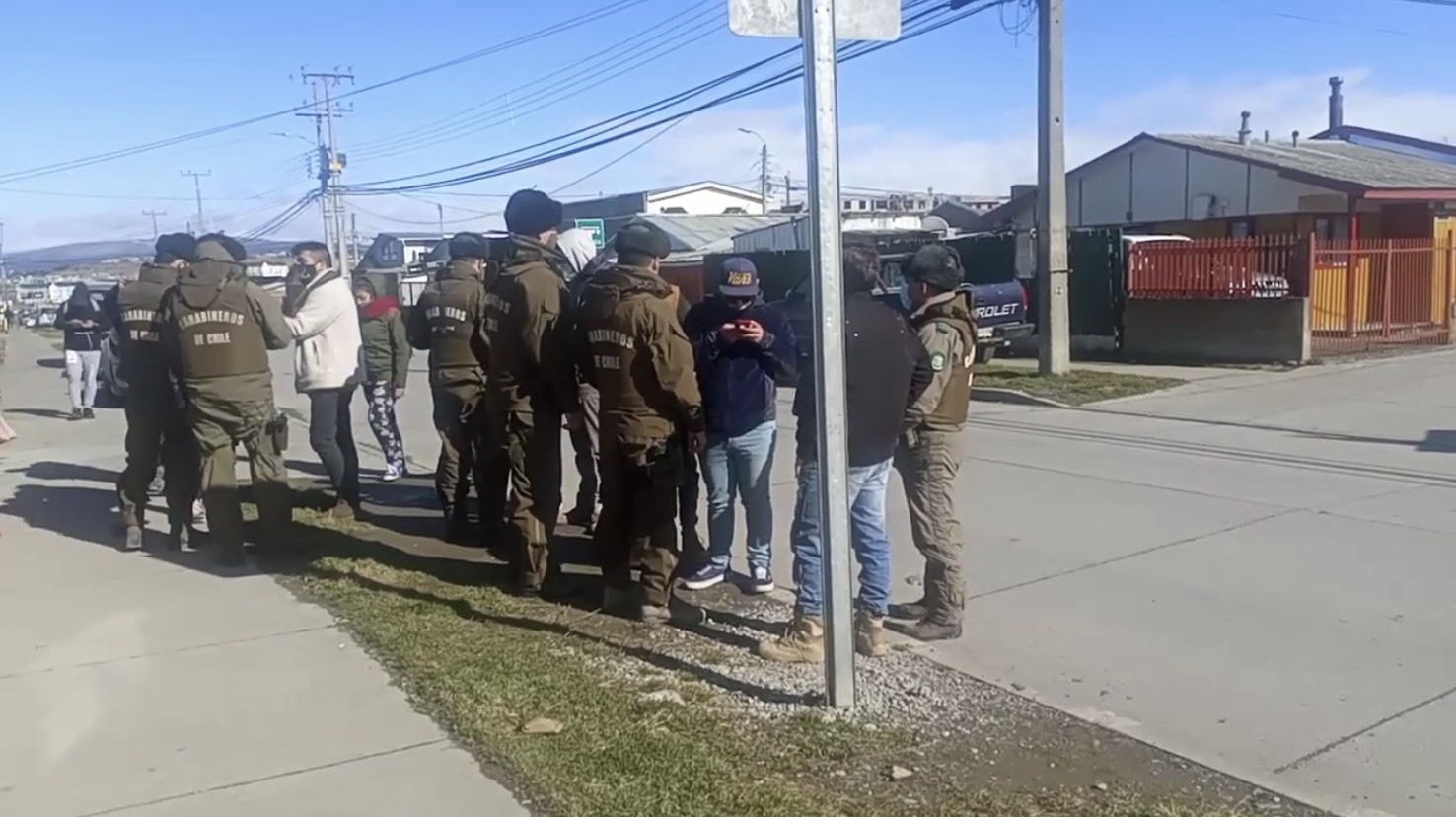 Al menos 10 animalistas se manifestaron en el frontis del domicilio de un adolescente por un presunto maltrato animal.