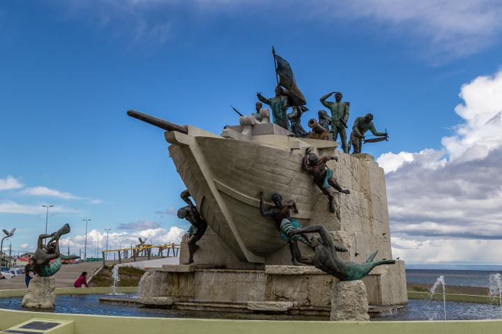 Gobernador reconoce al pueblo de Chiloé en la conmemoración de Toma de Posesión del Estrecho de Magallanes