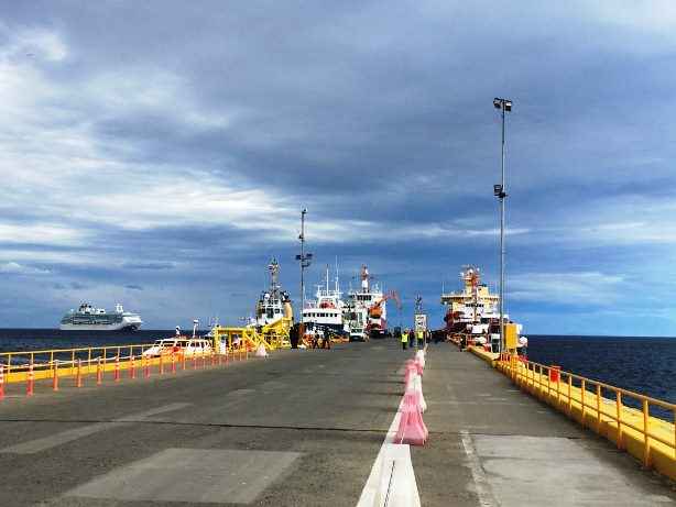 39 trabajadores de empresa salmonera con síntomas de Covid-19 fueron desembarcados e internados en Punta Arenas