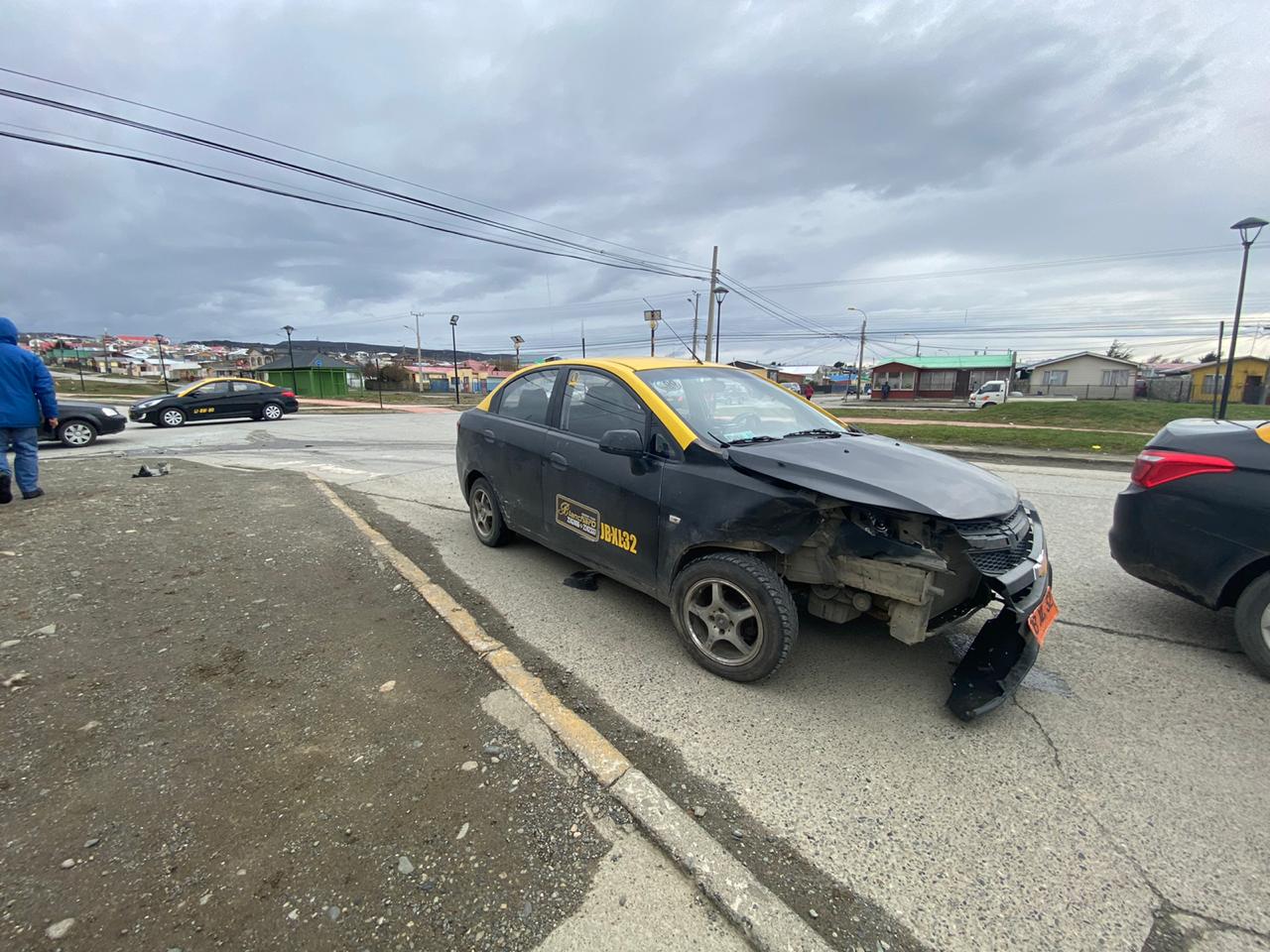 Colisión entre un taxi y vehículo particular en Cancha Rayada y Eusebio Lillo