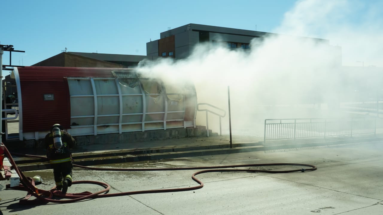 Incendio destruye paraderos de pasajeros en Avenida Frei frente al Hospital Clínico: se presume intencionalidad