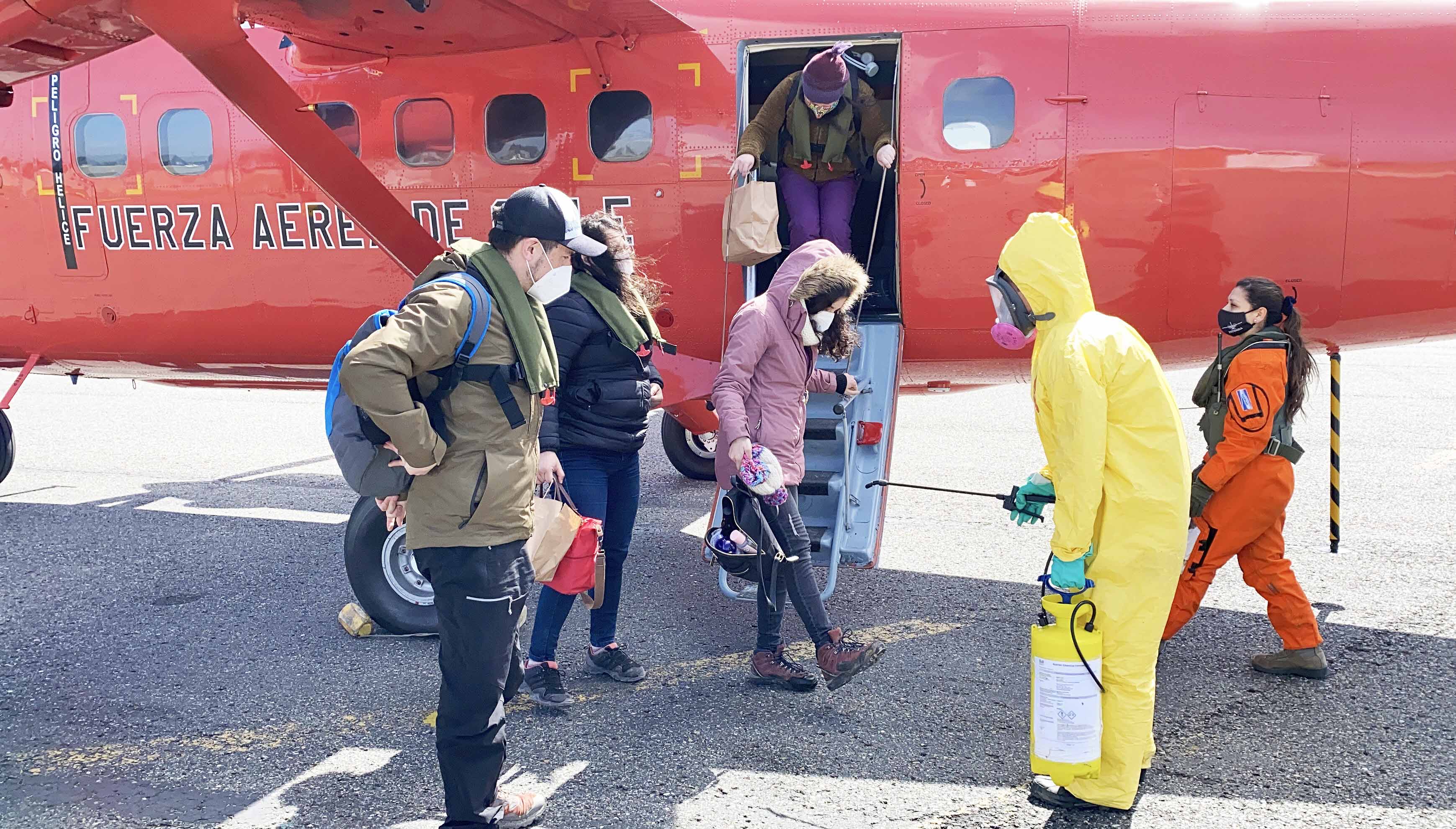 Grupo de Aviación N°6 conecta Isla Navarino en apoyo a la comunidad austral del país