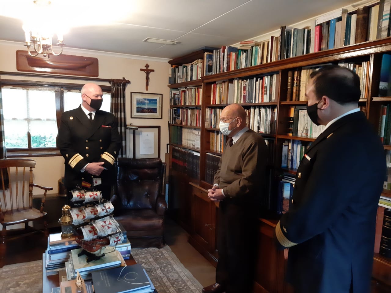 Armada de Chile entregó condecoración  al historiador Mateo Martinic Beros en reconocimiento a su larga trayectoria en el ámbito de la historia naval y marítima de Chile.