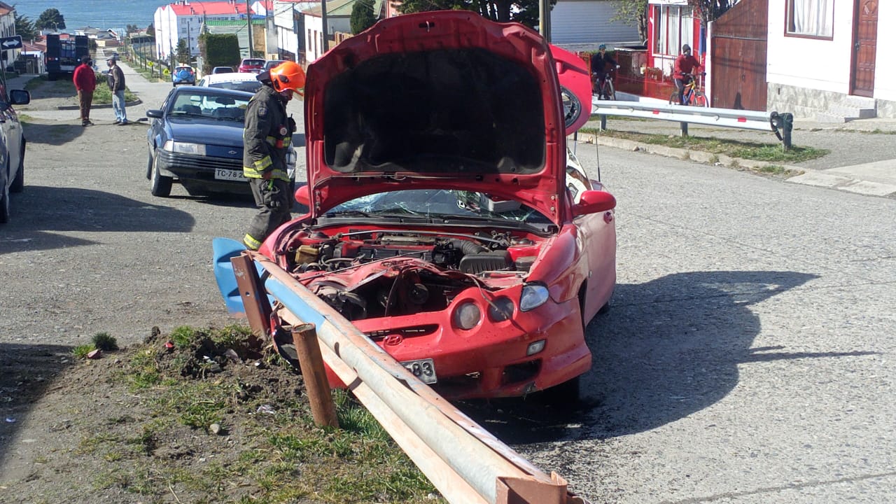 Conductor chocó contra barrera de contención y luego se dio a la fuga abandonando su auto en el lugar.