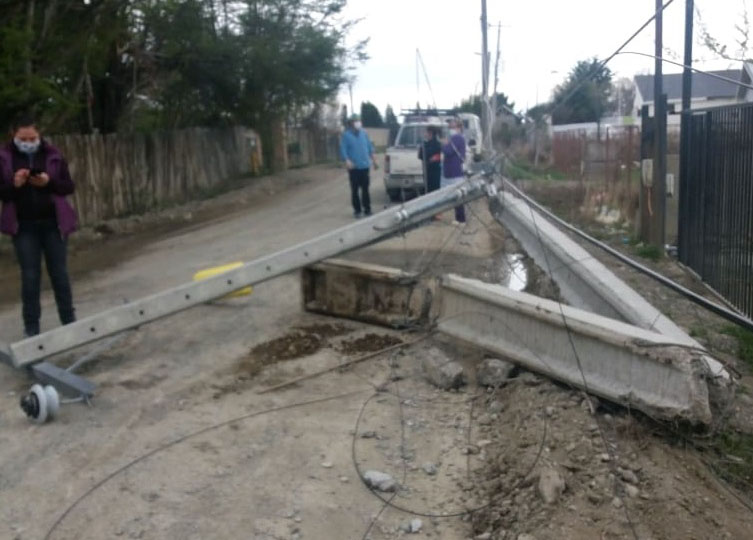 Camión que enganchó tendido eléctrico en Barranco Amarillo dejó sin suministro a 387 vecinos.