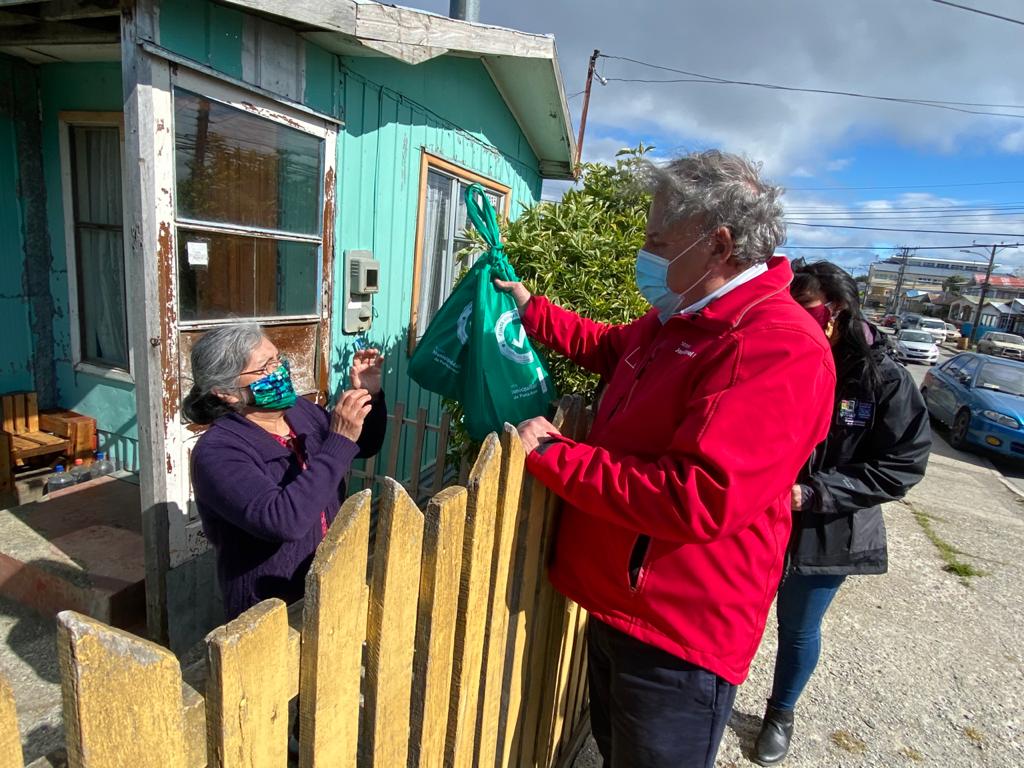 Minvu y Municipalidad de Punta Arenas entregan kits sanitarios a 40 familias del barrio El Pingüino