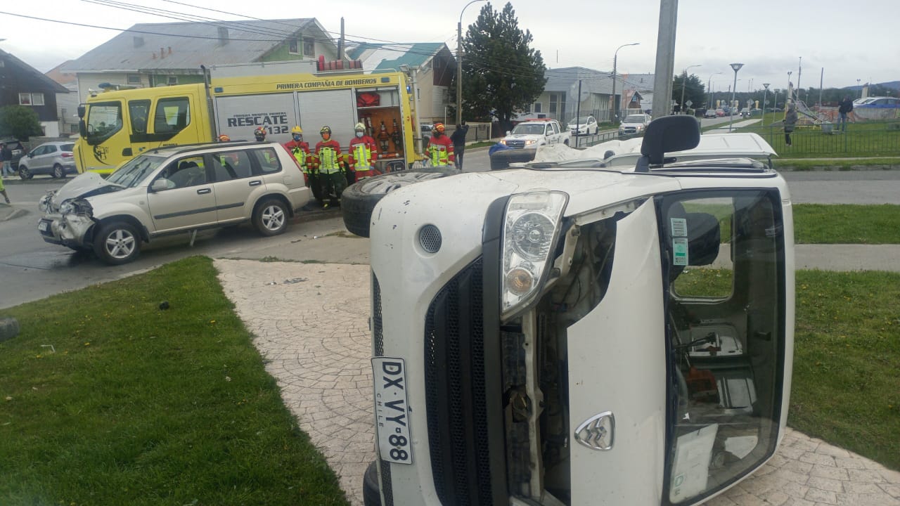 4 lesionados dejó colisión con posterior volcamiento en el sector sur de Punta Arenas