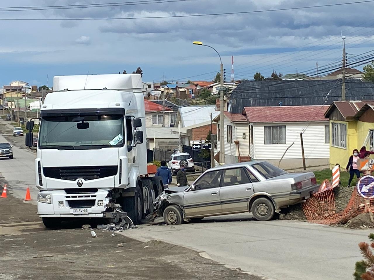 Colisión frontal entre vehículo y camión dejó un lesionado grave