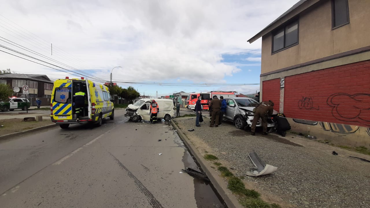 Colisión de alta energía deja a dos lesionados en sector poniente de Punta Arenas.