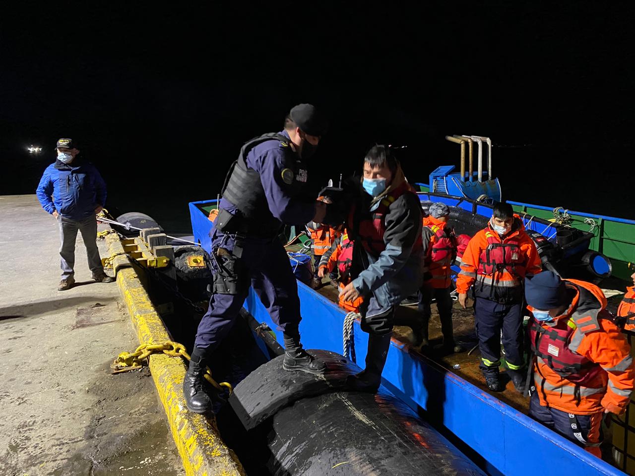 Autoridad marítima de Puerto Natales coordina el rescate de 22 personas desde centro de cultivo