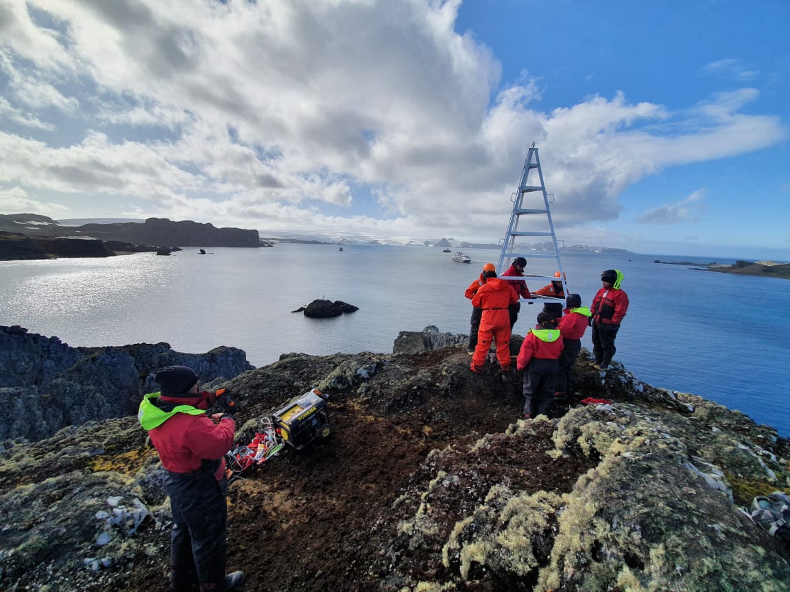 En la Campaña Antártica (COMANTAR) 2020-2021, Armada desarrolla tareas de reposicionamiento y construcción de señalización marítima en el continente blanco