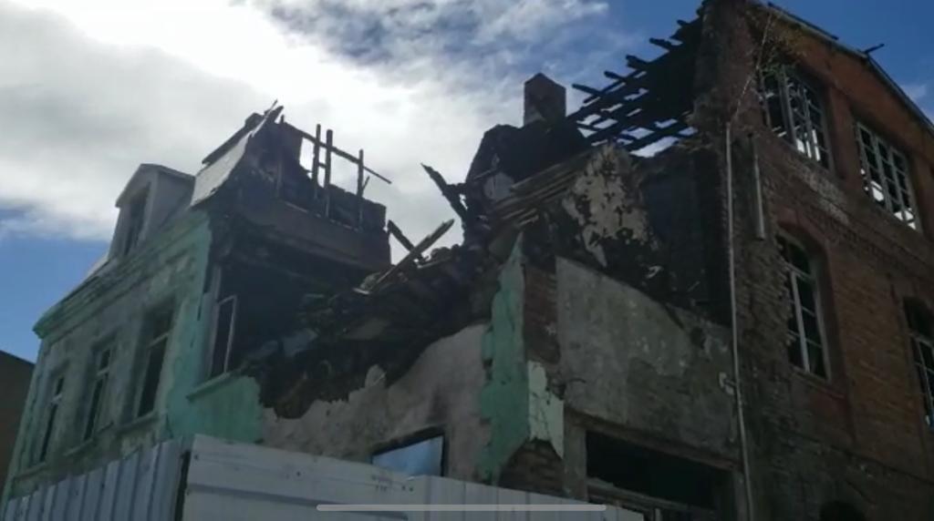 Pastor salvo ileso luego de que se desplomara sobre su auto, parte de la fachada de la casa de los Derechos Humanos de Punta Arenas